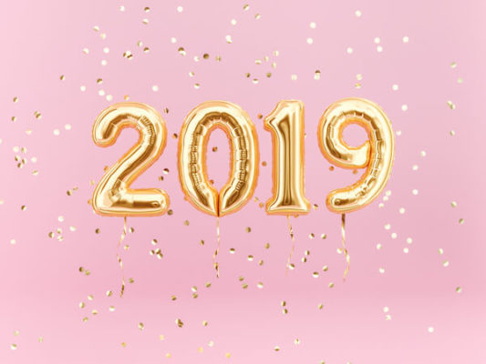 2019 in gold balloons on pink background